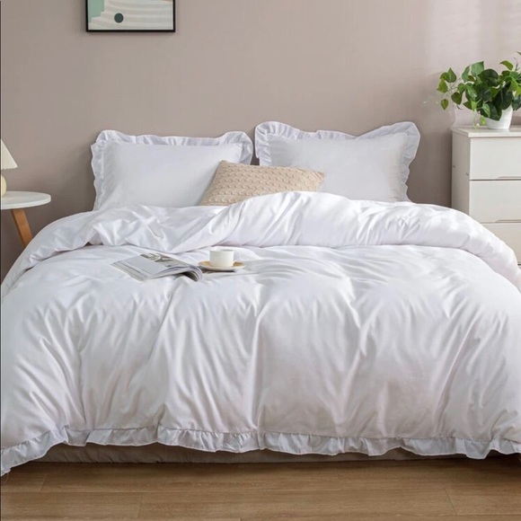 Ruffle Trim Bedding Set